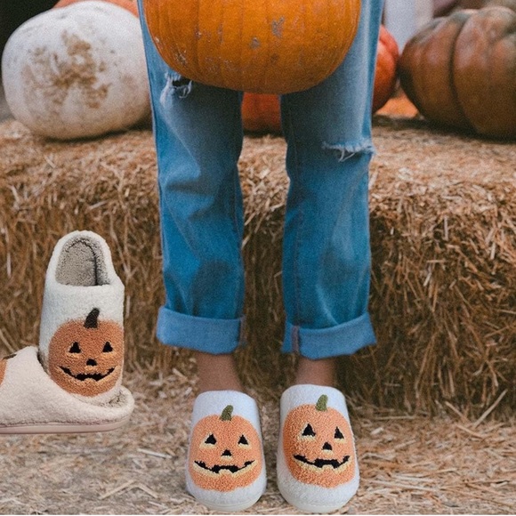 NWT Women’s Warm and Cozy Orange and White Pumpkin Slippers Size 10.5-11 - Picture 7 of 10